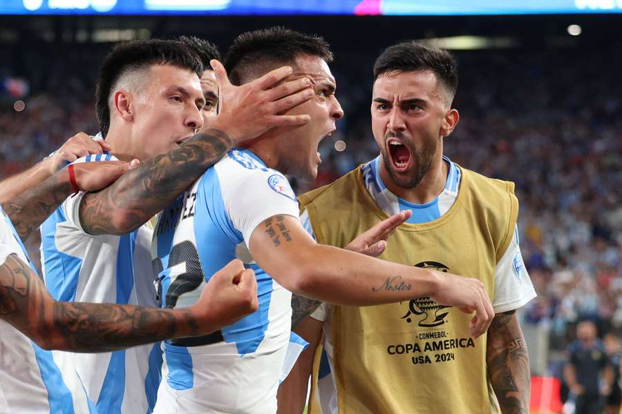 Argentinië is de eerste ploeg die zich heeft geplaats voor de kwartfinales van de Copa América