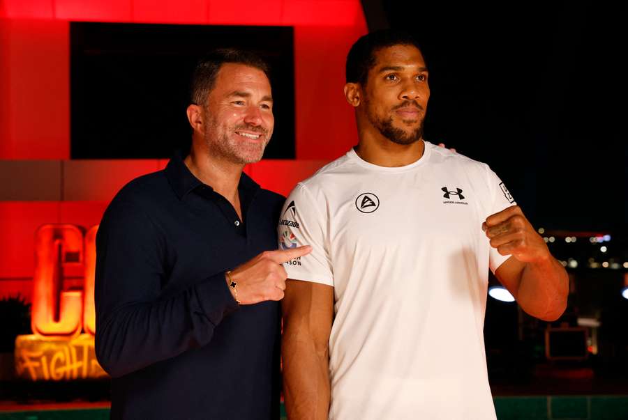 Anthony Joshua posa junto a Eddie Hearn
