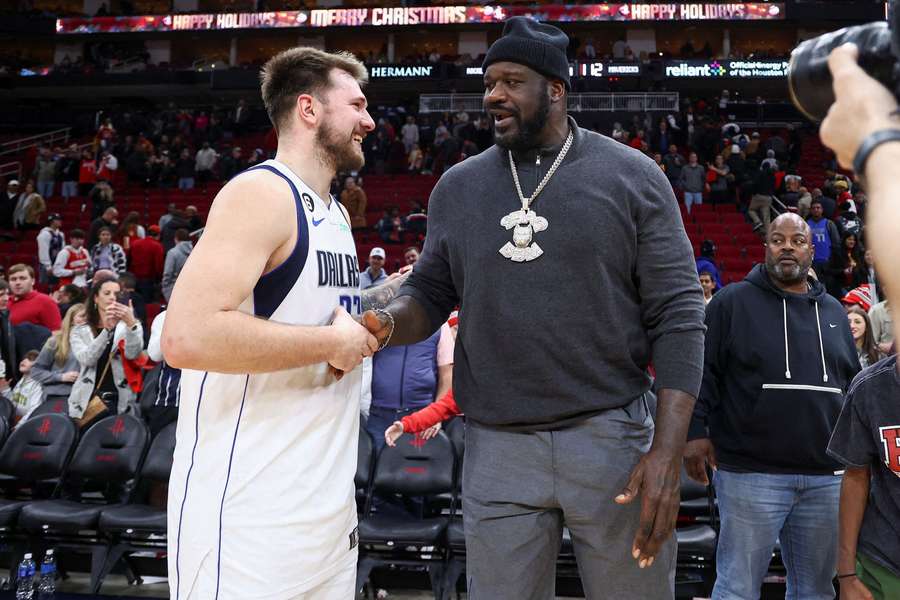 O'Neal ao lado de Luka Doncic, estrela do Dallas Mavericks