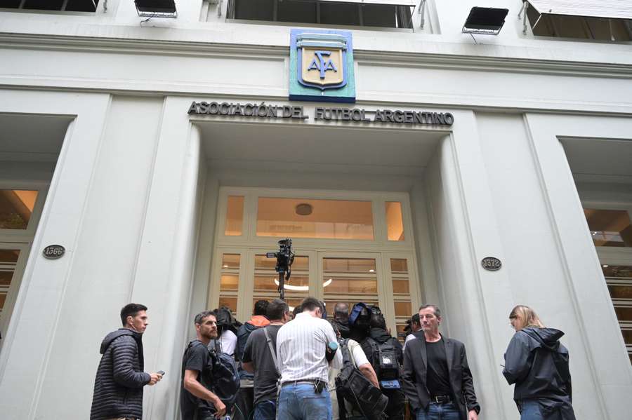 La justicia argentina allana la AFA y varios clubes de fútbol La justicia argentina allana la AFA y varios clubes de fútbol