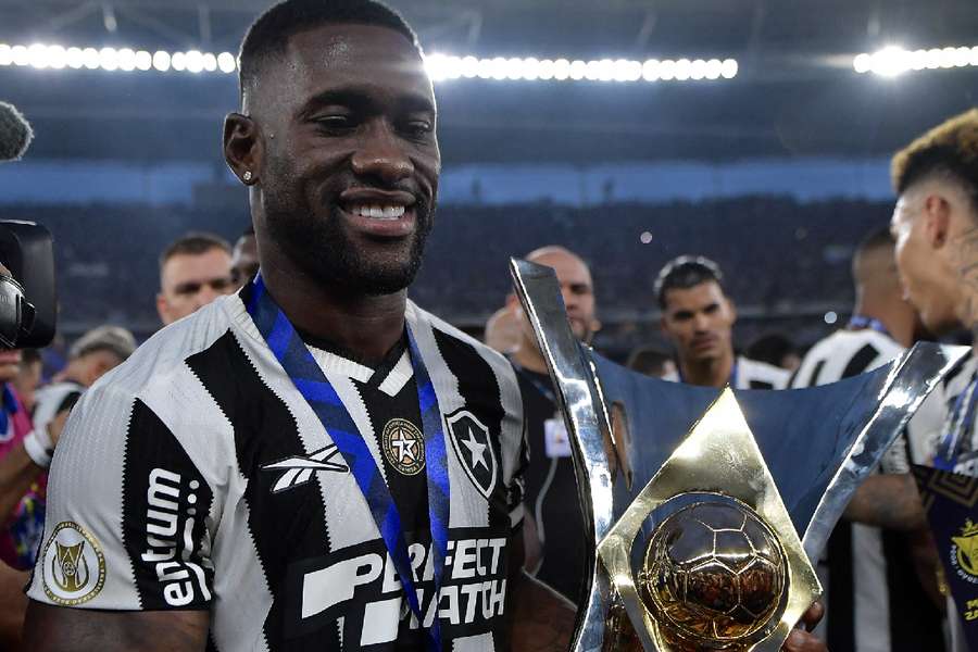 Bastos com o troféu de campeão brasileiro 
