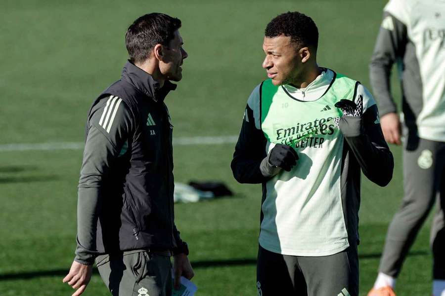 Real Madrid's French forward #10 Kylian Mbappe talks with Real Madrid's Spanish coach Xabi Alonso (L) during a training session Real Madrid's French forward #10 Kylian Mbappe talks with Real Madrid's Spanish coach Xabi Alonso (L) during a training session