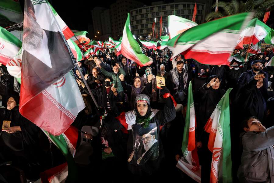 Irão: Seleção de futebol feminina é recebida em festa no regresso a Teerão