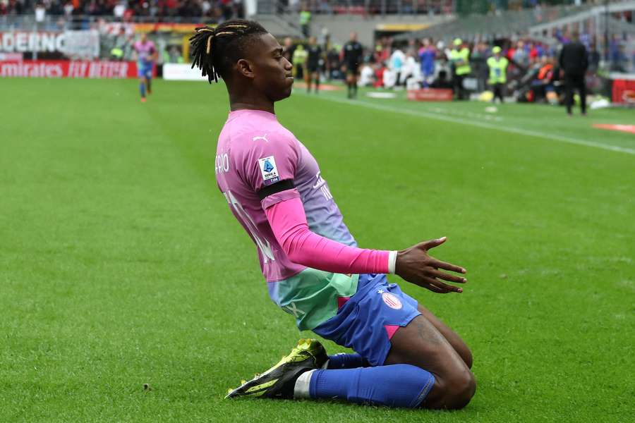 Rafael Leao slaví gól, jímž pro AC Milán rozhodl zápas proti Veroně.