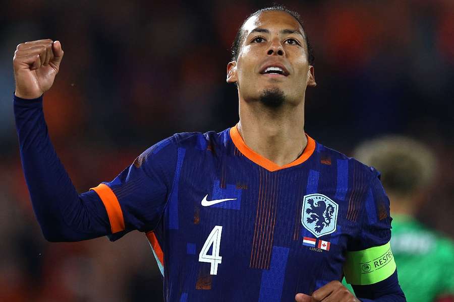 Van Dijk fechou a conta para a Holanda em amistoso no Feyenoord Stadium