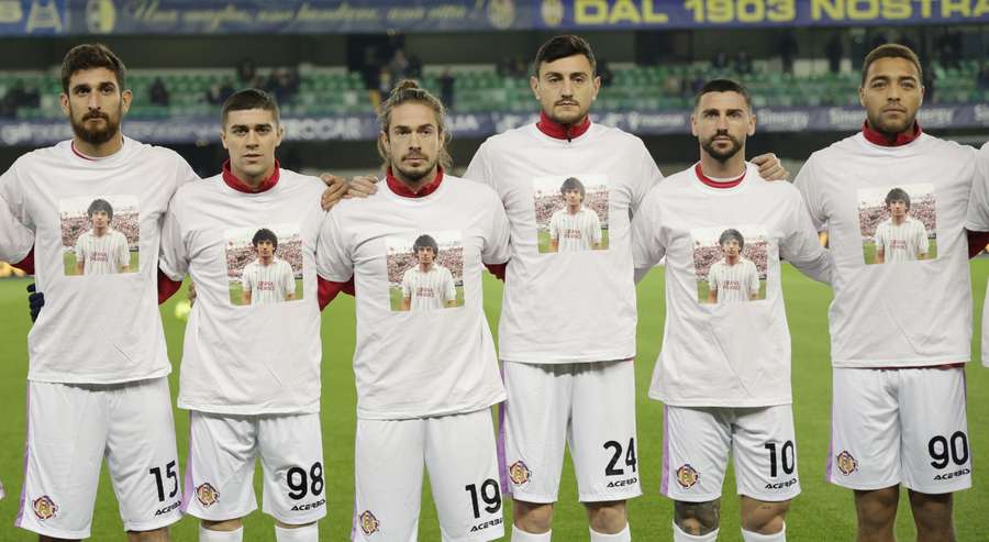 A homenagem dos jogadores da Cremonese a Vialli A homenagem dos jogadores da Cremonese a Vialli