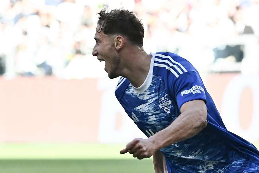 Obránce Coma Mergim Vojvoda slaví gól v zápase s Juventusem. Obránce Coma Mergim Vojvoda slaví gól v zápase s Juventusem.