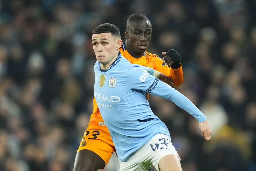 Ferland Mendy disputa posse da bola com Foden