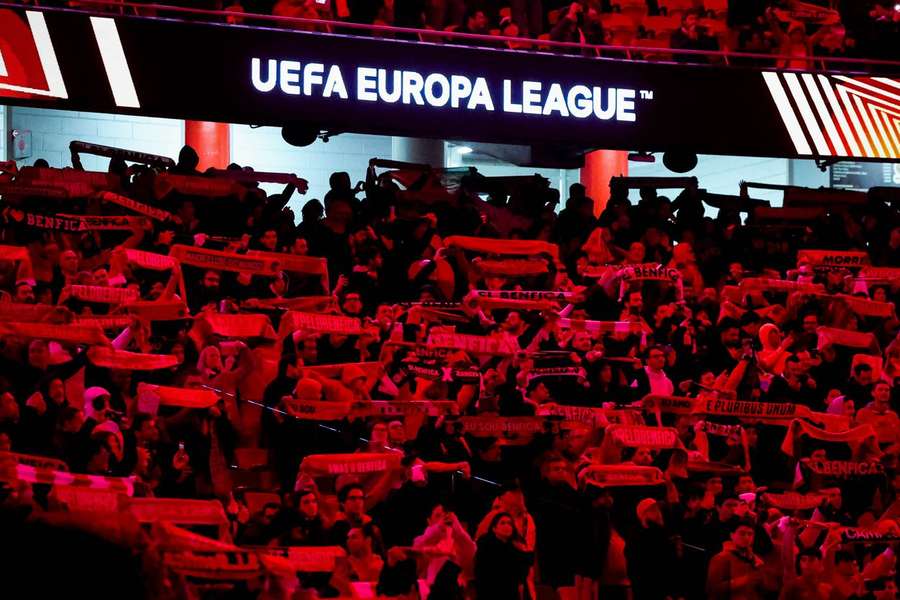 Benfica punido com multa pesada pela UEFA e em risco de não ter adeptos fora de casa