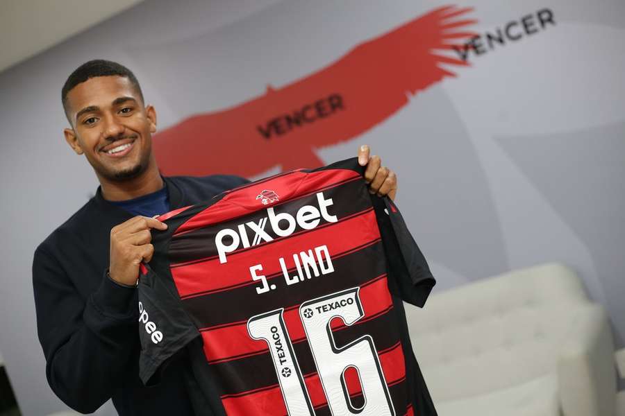 Samuel Lino deixou o mercado europeu para defender as cores do Flamengo Samuel Lino deixou o mercado europeu para defender as cores do Flamengo