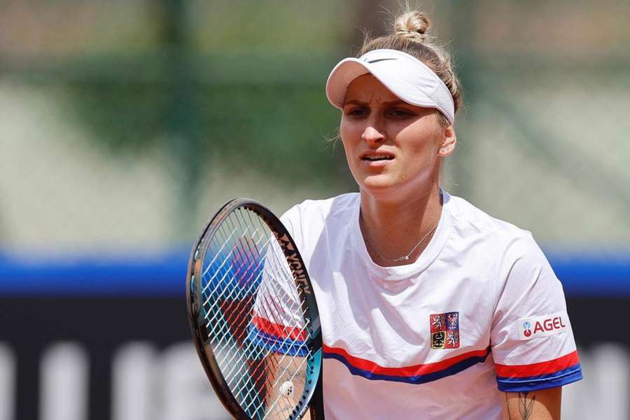 První duel kvalifikace obstará Markéta Vondroušová s Martou Kosťukovou.