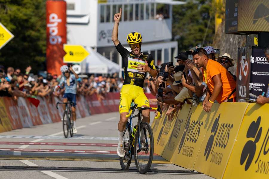 Alexis Guérin aponto aos céus na vitória
