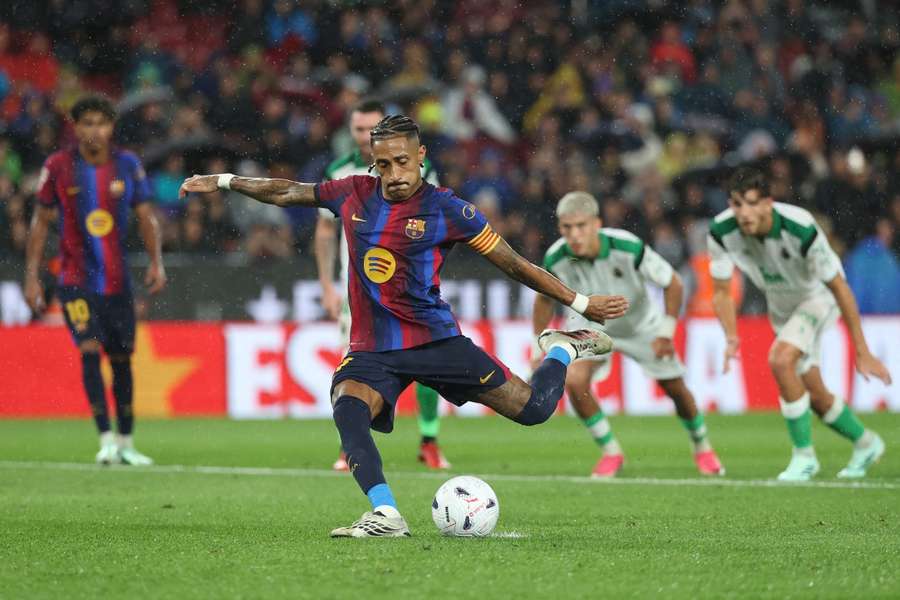 Raphinha, en el momento de lanzar uno de sus dos penaltis Raphinha, en el momento de lanzar uno de sus dos penaltis