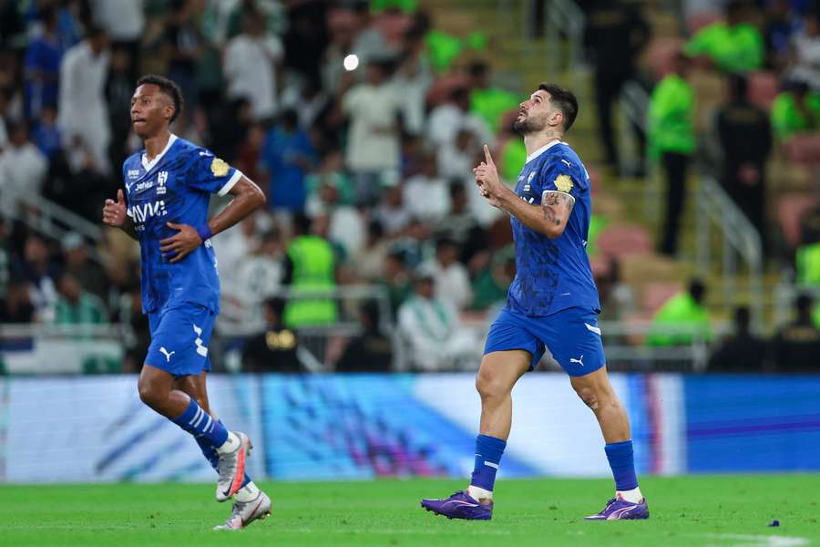 Mitrovic perdeu penalidade antes de deslocar o goleiro