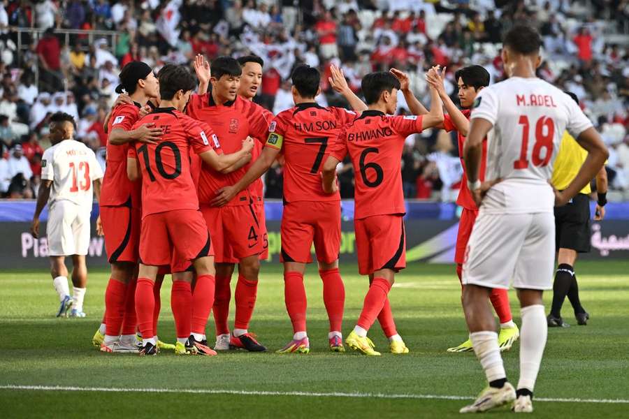 Jogadores da Coreia do Sul comemoram gol contra o Bahrein
