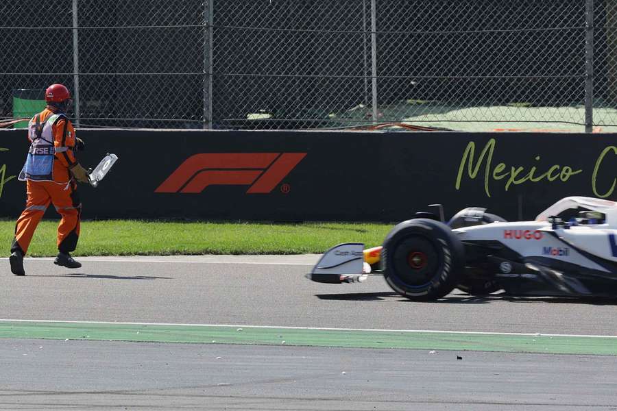 Liamu Lawsonovi vběhli v Mexiku před vůz dva traťoví komisaři.