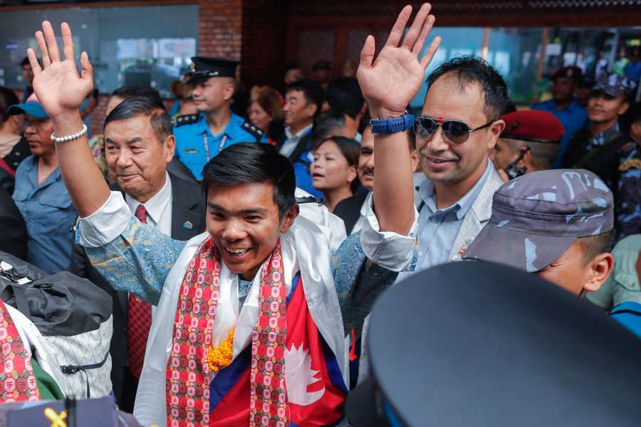 Sherpa werd als een held onthaald op het vliegveld in Nepal