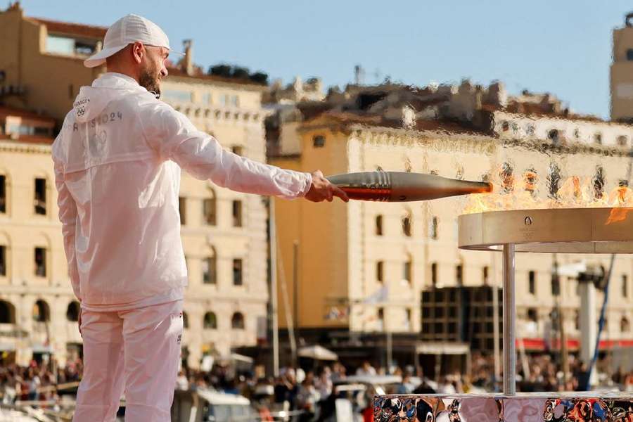 Jul enciende el pebetero olímpico en Marsella