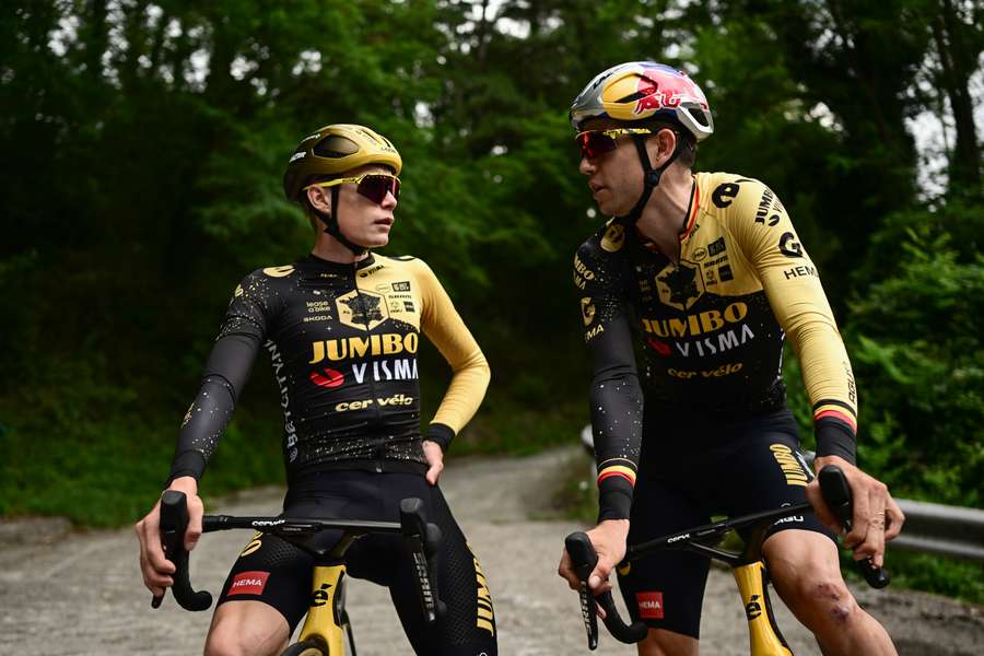 Jonas Vingegaard com Wout Van Aert no treino da Jumbo-Visma 