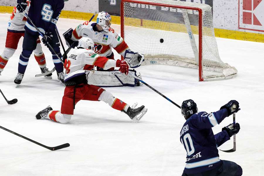 Dmowski sa prezentoval hetrikom. Dmowski sa prezentoval hetrikom.