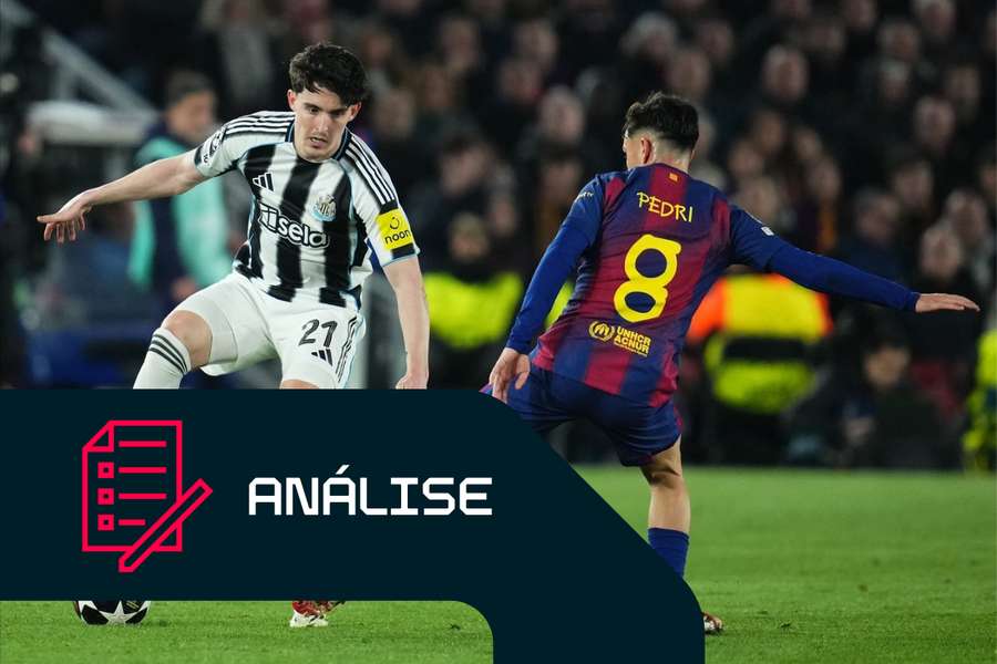 Tino Livramento, do Newcastle, durante o jogo contra o Barcelona