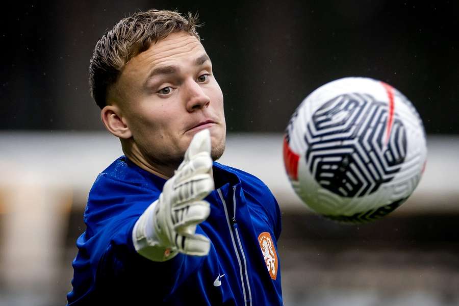 Bart Verbruggen (foto) en Quilindschy Hartman maken hun debuut tegen Frankrijk