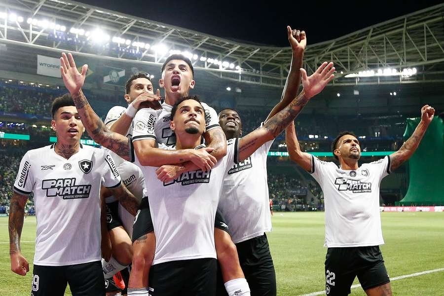 Jogadores do Botafogo comemoram após gol marcado por Gregore