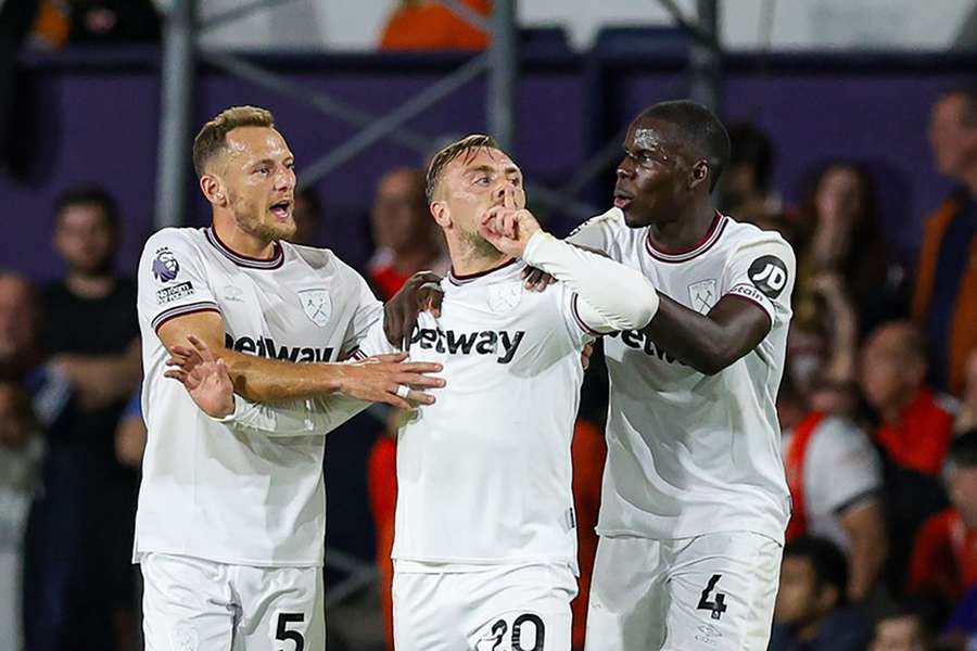 Bowen and his West Ham teammates celebrate