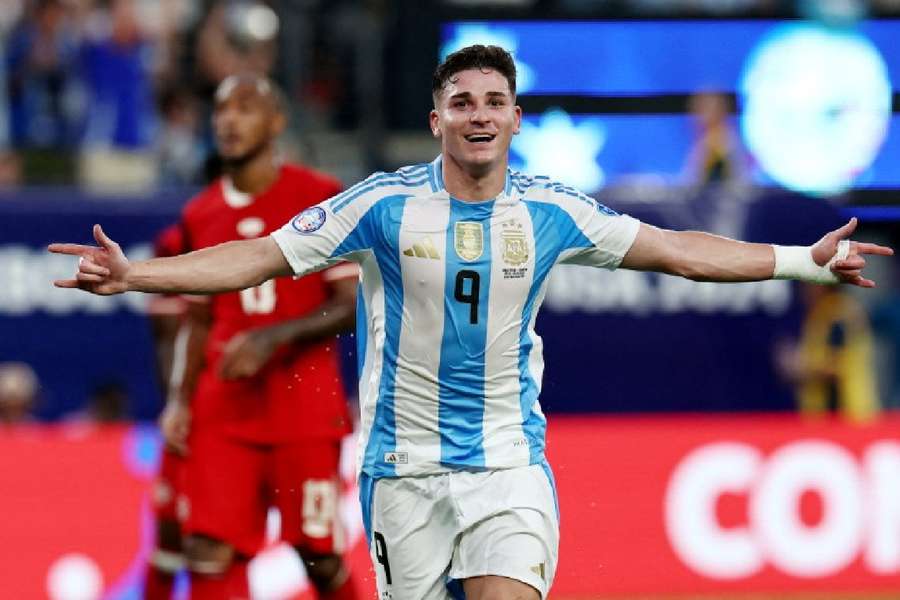 Den argentinske angriber Julian Alvarez har sluttet sig til Atletico Madrid