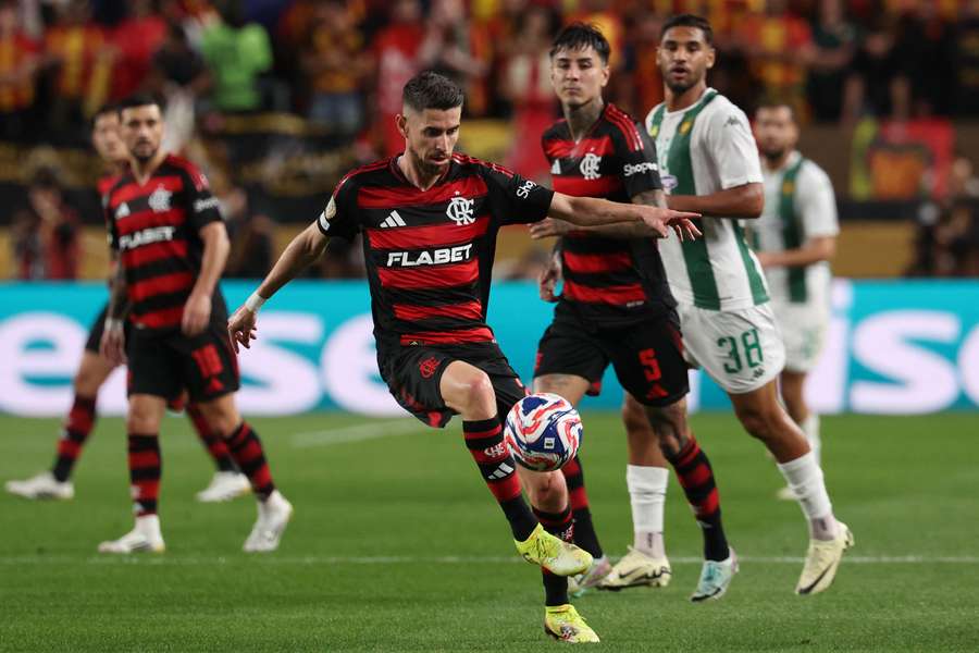 Jorginho controls the ball during Flamengo's Group D match against Tunis' Esperance Sportive de Tunis