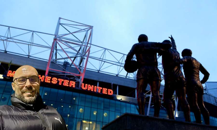 Tony, fuori dallo stadio Old Trafford Tony, fuori dallo stadio Old Trafford
