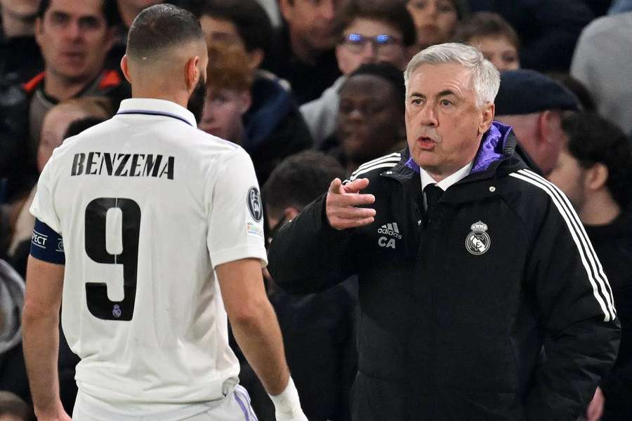 Ancelotti et Benzema, en pleine discussion durant le match contre Chelsea