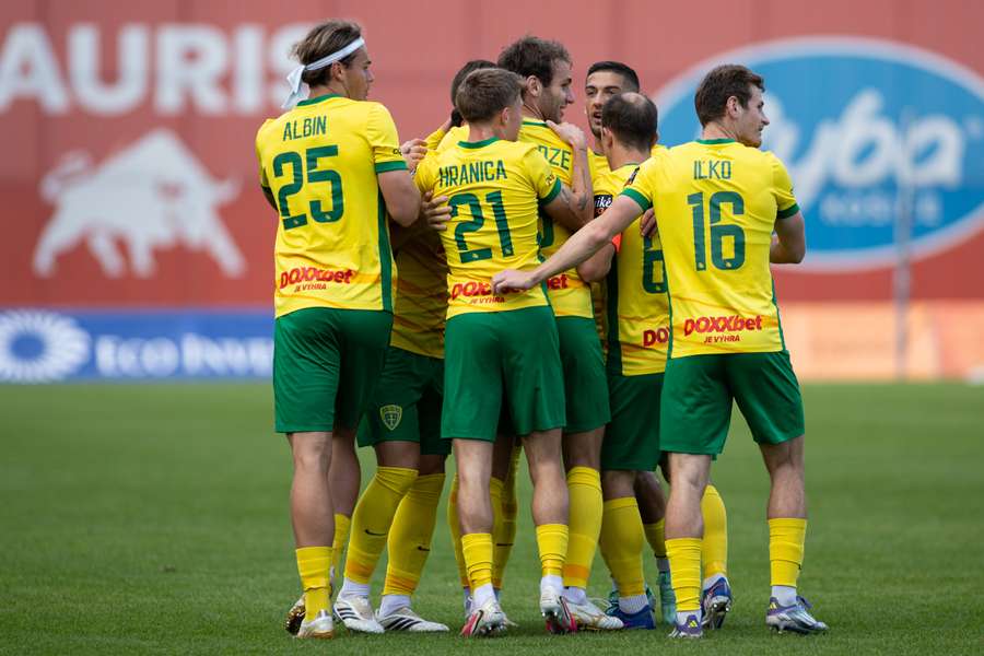 Futbalisti Žiliny sa v Kostolných Kračanoch strelecky vyšantili. Futbalisti Žiliny sa v Kostolných Kračanoch strelecky vyšantili.