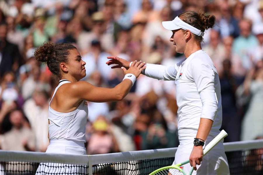 Jasmine Paoliniová a Barbora Krejčíková po konci finále Wimbledonu 2024.