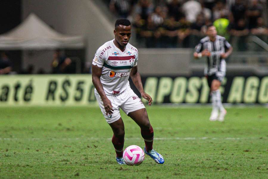 Arias em ação contra o Atlético-MG