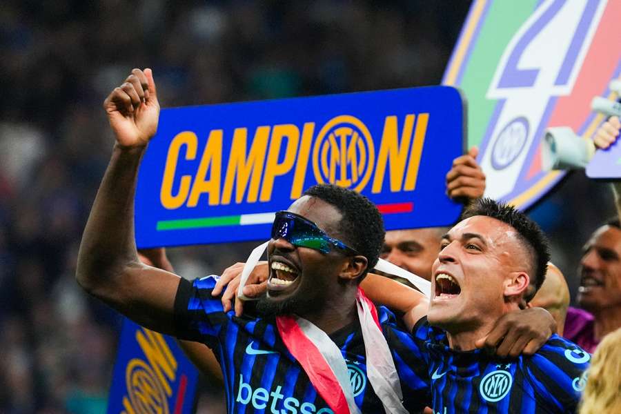 Marcus Thuram e Lautaro Martinez festeggiano il Tricolore