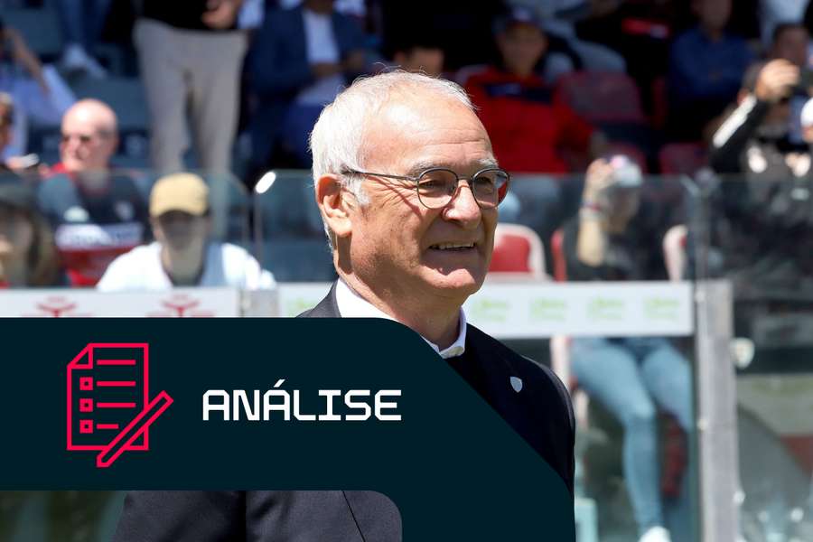 Claudio Ranieri no banco de reservas durante o jogo Cagliari com o Lecce