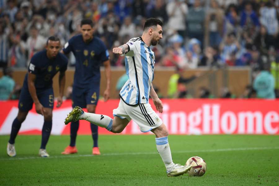 Opakovaně se dost možná míče dotkl i Messi při penaltě ve finále MS v Kataru.