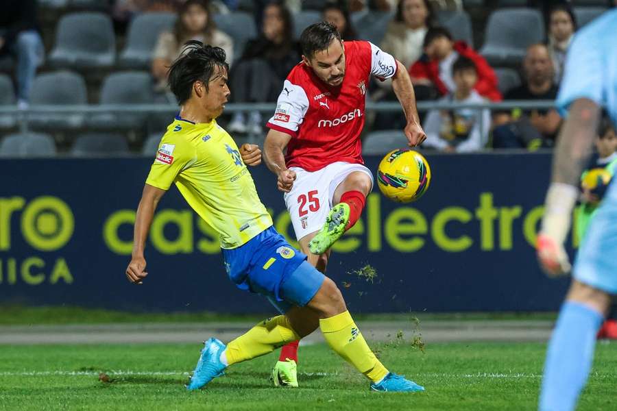 Taichi Fukui disputa a bola com Yuri Ribeiro