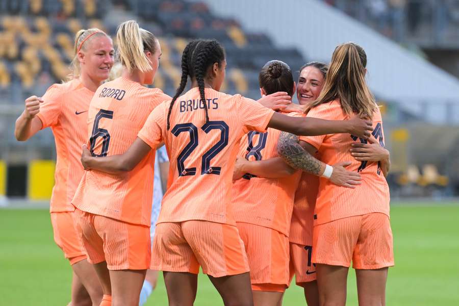 Oranje viert een doelpunt tegen België