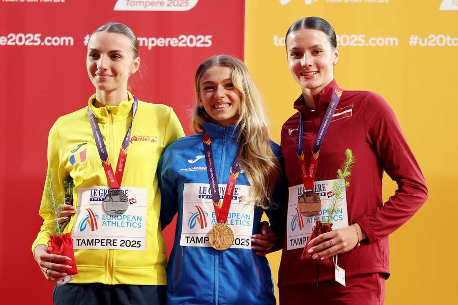 Daria Vrînceanu (stânga), medaliată cu argint în proba de triplusalt, la Europenele de atletism Under-20 Daria Vrînceanu (stânga), medaliată cu argint în proba de triplusalt, la Europenele de atletism Under-20