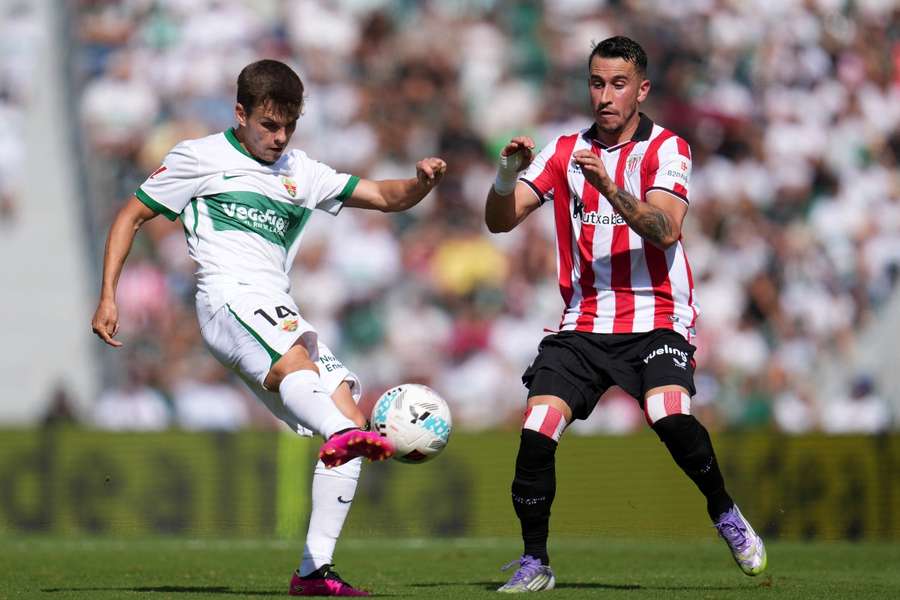 Lance del Elche-Athletic de la ida entre Aleix Febas y Álex Berenguer