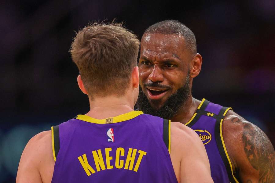 James a Knecht patrili k hlavným ťahúňom triumfu Lakers.