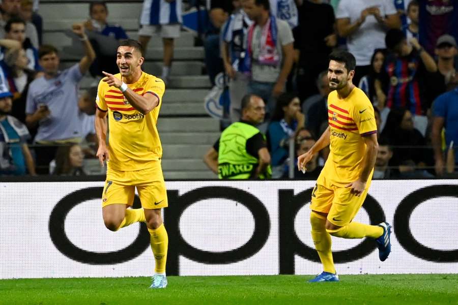 Ferran Torres celebra con Gundogan el 0-1