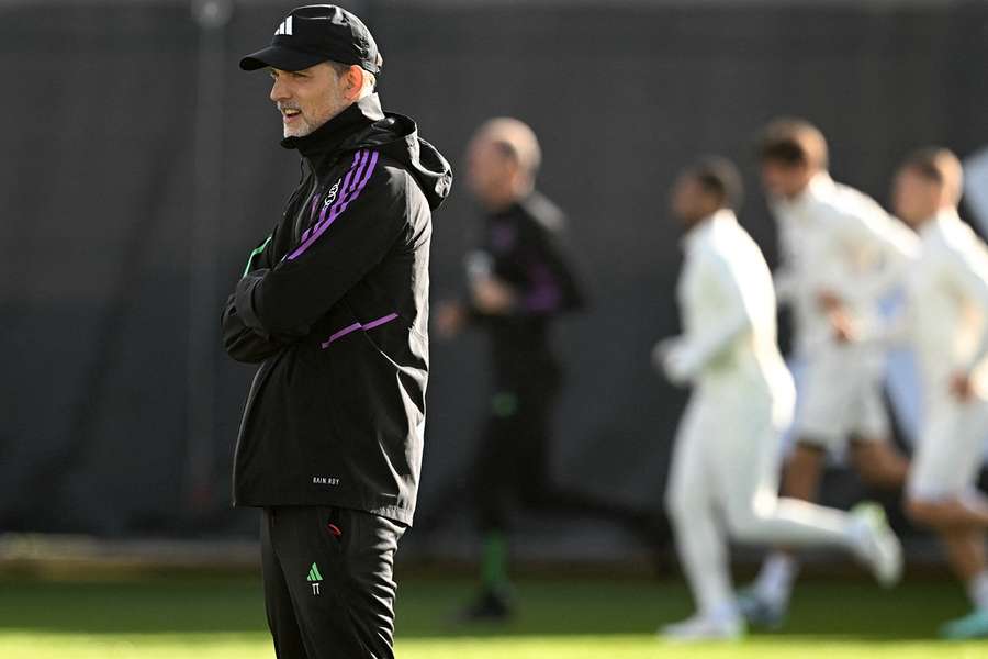 Thomas Tuchel overser opvarmningen af sine spillere forud for kampen.