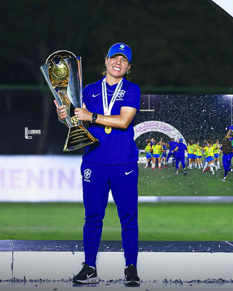 Camilla Orlando com o troféu do Sul-Americano Sub-20
