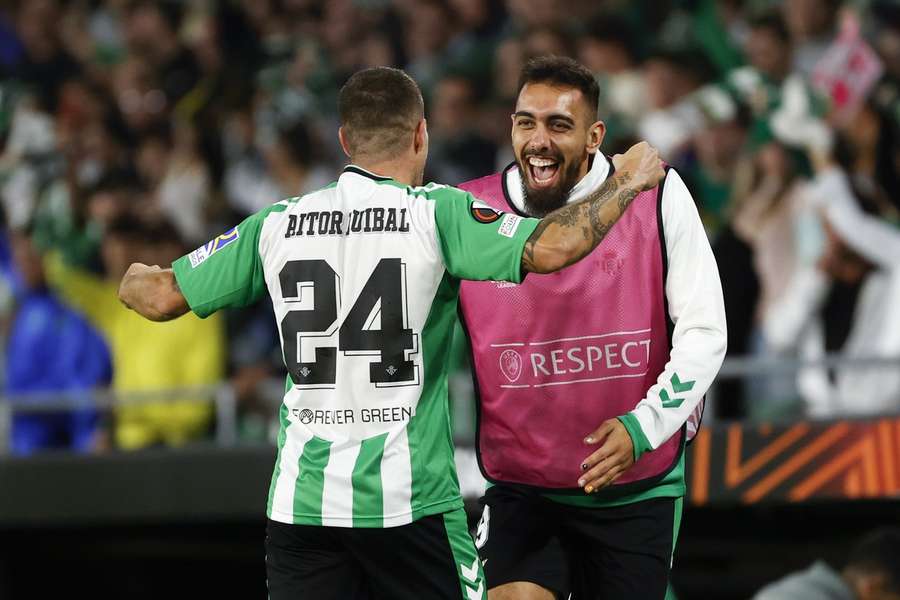 Ruibal y Borja se abrazan tras un gol