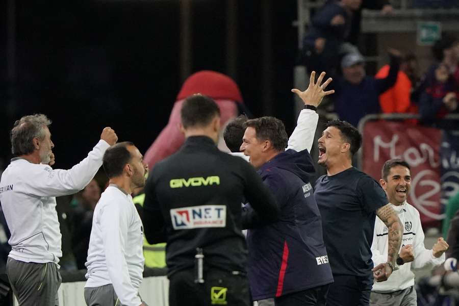 Pisacane celebra un gol con il suo staff Pisacane celebra un gol con il suo staff