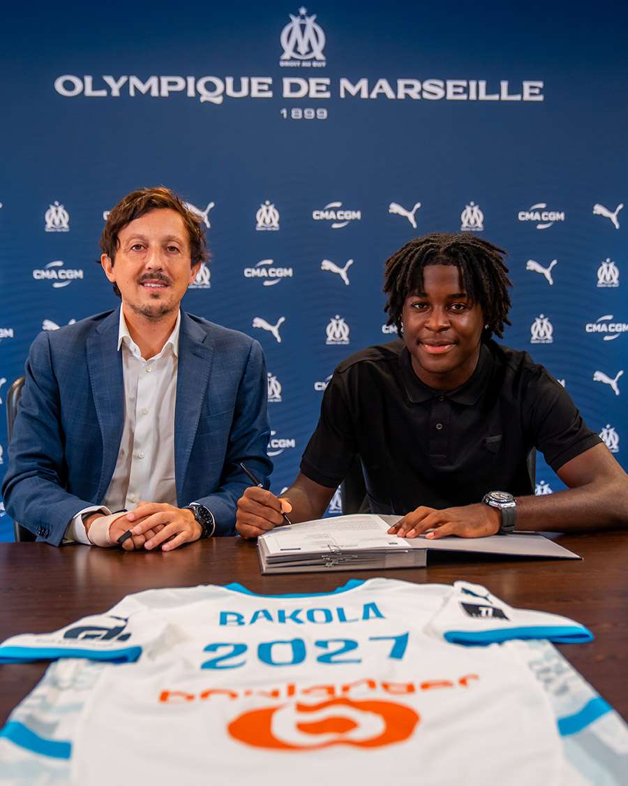 La signature du contrat de Bakola.