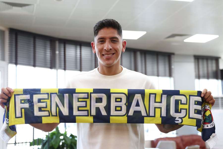 Edson Álvarez apresentado em Istambul